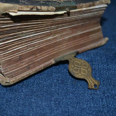 LOT 417. ANTIQUE PHOTO BOOK WITH ANTIQUE PHOTOS