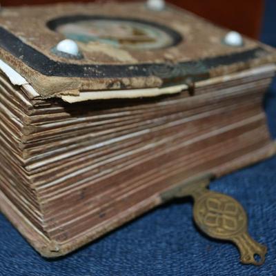 LOT 417. ANTIQUE PHOTO BOOK WITH ANTIQUE PHOTOS