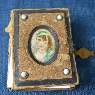 LOT 417. ANTIQUE PHOTO BOOK WITH ANTIQUE PHOTOS