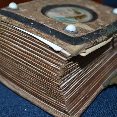 LOT 417. ANTIQUE PHOTO BOOK WITH ANTIQUE PHOTOS