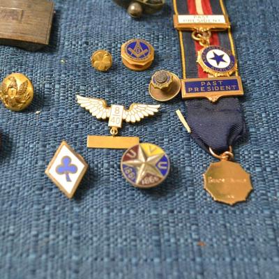 LOT 418 MILITARY ITEMS, BUCKLES, PINS, BUTTONS