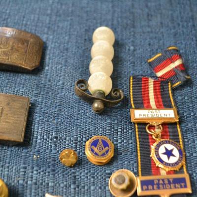 LOT 418 MILITARY ITEMS, BUCKLES, PINS, BUTTONS