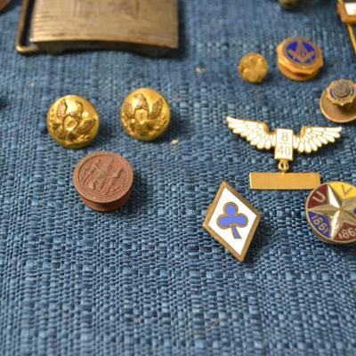 LOT 418 MILITARY ITEMS, BUCKLES, PINS, BUTTONS