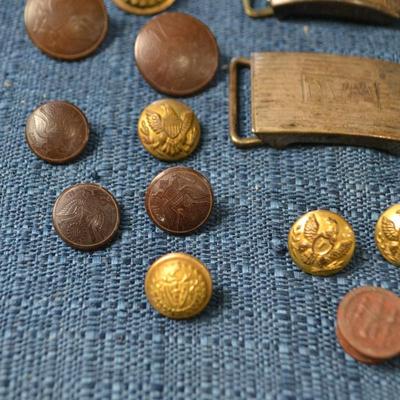 LOT 418 MILITARY ITEMS, BUCKLES, PINS, BUTTONS