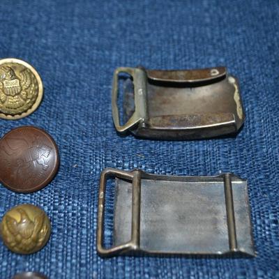 LOT 418 MILITARY ITEMS, BUCKLES, PINS, BUTTONS