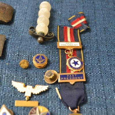 LOT 418 MILITARY ITEMS, BUCKLES, PINS, BUTTONS