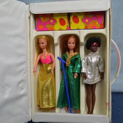 LOT 439 VINTAGE  MATTEL ROCK FLOWERS ON STAGE CASE AND DOLLS