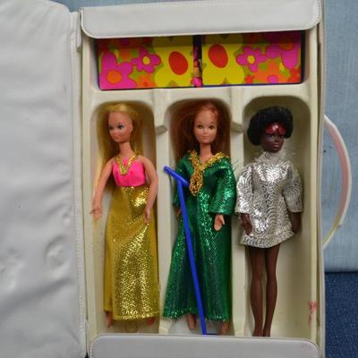 LOT 439 VINTAGE  MATTEL ROCK FLOWERS ON STAGE CASE AND DOLLS