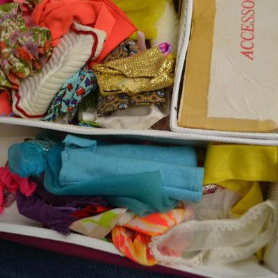 LOT 440 VINTAGE SKIPPER DOLL CASE, DOLLS AND DOLL CLOTHING