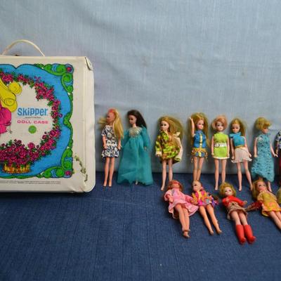 LOT 440 VINTAGE SKIPPER DOLL CASE, DOLLS AND DOLL CLOTHING