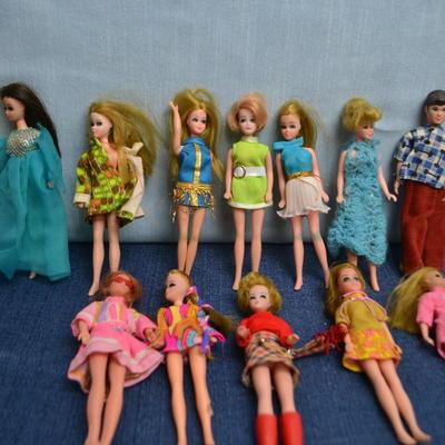 LOT 440 VINTAGE SKIPPER DOLL CASE, DOLLS AND DOLL CLOTHING