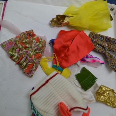 LOT 440 VINTAGE SKIPPER DOLL CASE, DOLLS AND DOLL CLOTHING