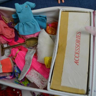 LOT 440 VINTAGE SKIPPER DOLL CASE, DOLLS AND DOLL CLOTHING