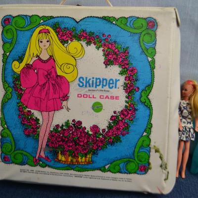 LOT 440 VINTAGE SKIPPER DOLL CASE, DOLLS AND DOLL CLOTHING
