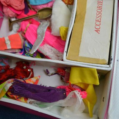 LOT 440 VINTAGE SKIPPER DOLL CASE, DOLLS AND DOLL CLOTHING