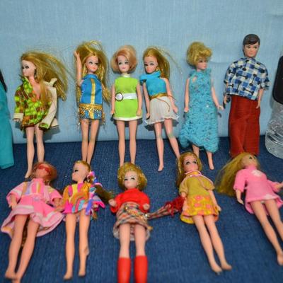 LOT 440 VINTAGE SKIPPER DOLL CASE, DOLLS AND DOLL CLOTHING
