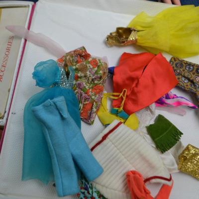 LOT 440 VINTAGE SKIPPER DOLL CASE, DOLLS AND DOLL CLOTHING