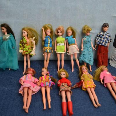 LOT 440 VINTAGE SKIPPER DOLL CASE, DOLLS AND DOLL CLOTHING