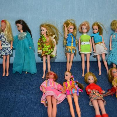 LOT 440 VINTAGE SKIPPER DOLL CASE, DOLLS AND DOLL CLOTHING