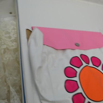 LOT 441 VINTAGE THE WORLD OF BARBIE DOUBLE DOLL CASE AND DOLLS