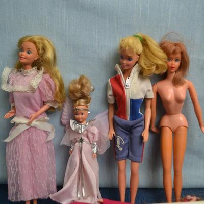 LOT 441 VINTAGE THE WORLD OF BARBIE DOUBLE DOLL CASE AND DOLLS