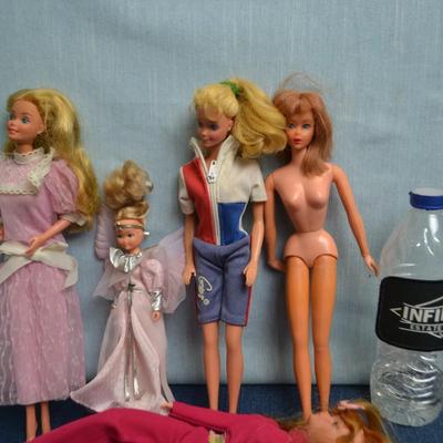 LOT 441 VINTAGE THE WORLD OF BARBIE DOUBLE DOLL CASE AND DOLLS