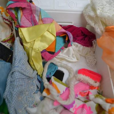 LOT 441 VINTAGE THE WORLD OF BARBIE DOUBLE DOLL CASE AND DOLLS