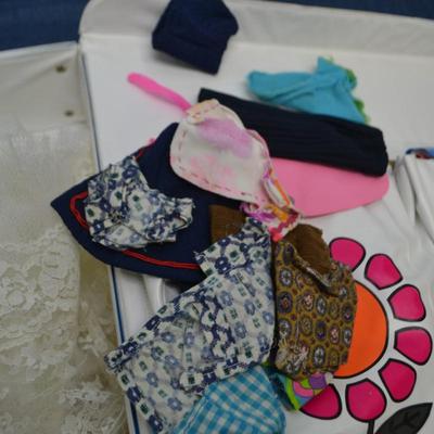 LOT 441 VINTAGE THE WORLD OF BARBIE DOUBLE DOLL CASE AND DOLLS