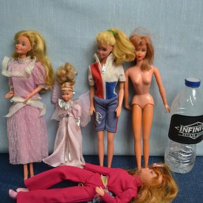 LOT 441 VINTAGE THE WORLD OF BARBIE DOUBLE DOLL CASE AND DOLLS