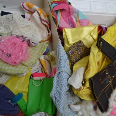 LOT 441 VINTAGE THE WORLD OF BARBIE DOUBLE DOLL CASE AND DOLLS