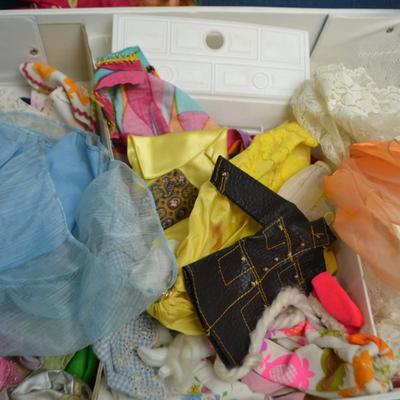 LOT 441 VINTAGE THE WORLD OF BARBIE DOUBLE DOLL CASE AND DOLLS