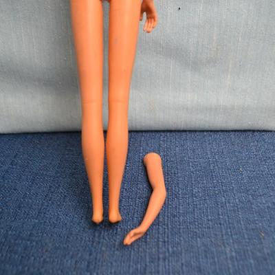 LOT 447. VINTAGE BARBIE DOLL WITH BROKEN ARM