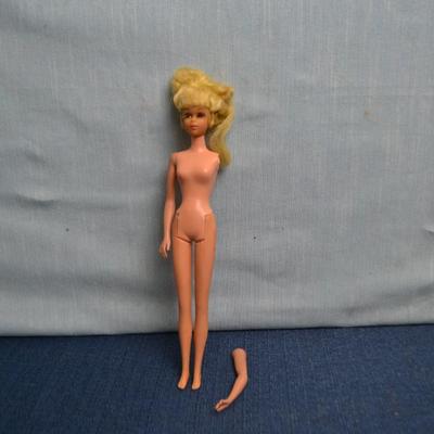 LOT 447. VINTAGE BARBIE DOLL WITH BROKEN ARM