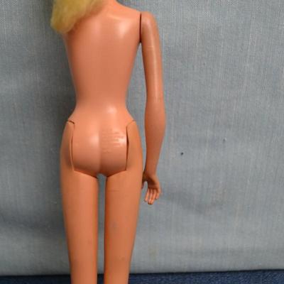 LOT 447. VINTAGE BARBIE DOLL WITH BROKEN ARM
