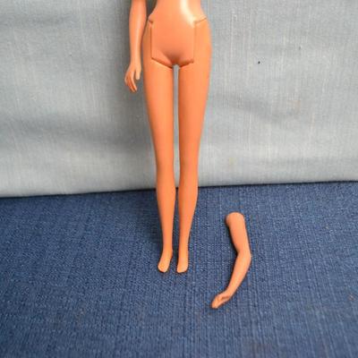 LOT 447. VINTAGE BARBIE DOLL WITH BROKEN ARM