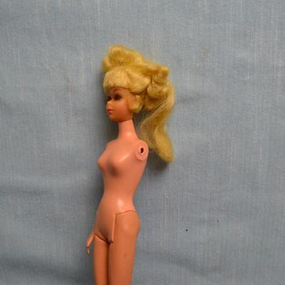 LOT 447. VINTAGE BARBIE DOLL WITH BROKEN ARM