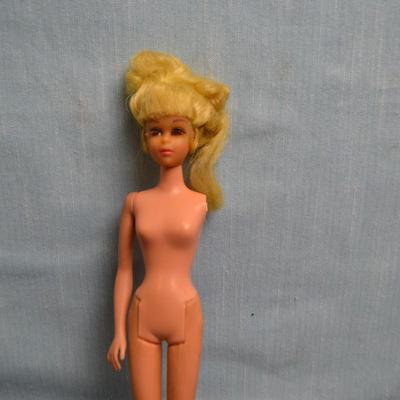 LOT 447. VINTAGE BARBIE DOLL WITH BROKEN ARM