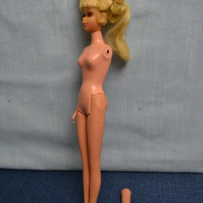 LOT 447. VINTAGE BARBIE DOLL WITH BROKEN ARM