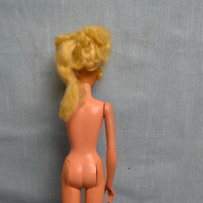 LOT 447. VINTAGE BARBIE DOLL WITH BROKEN ARM