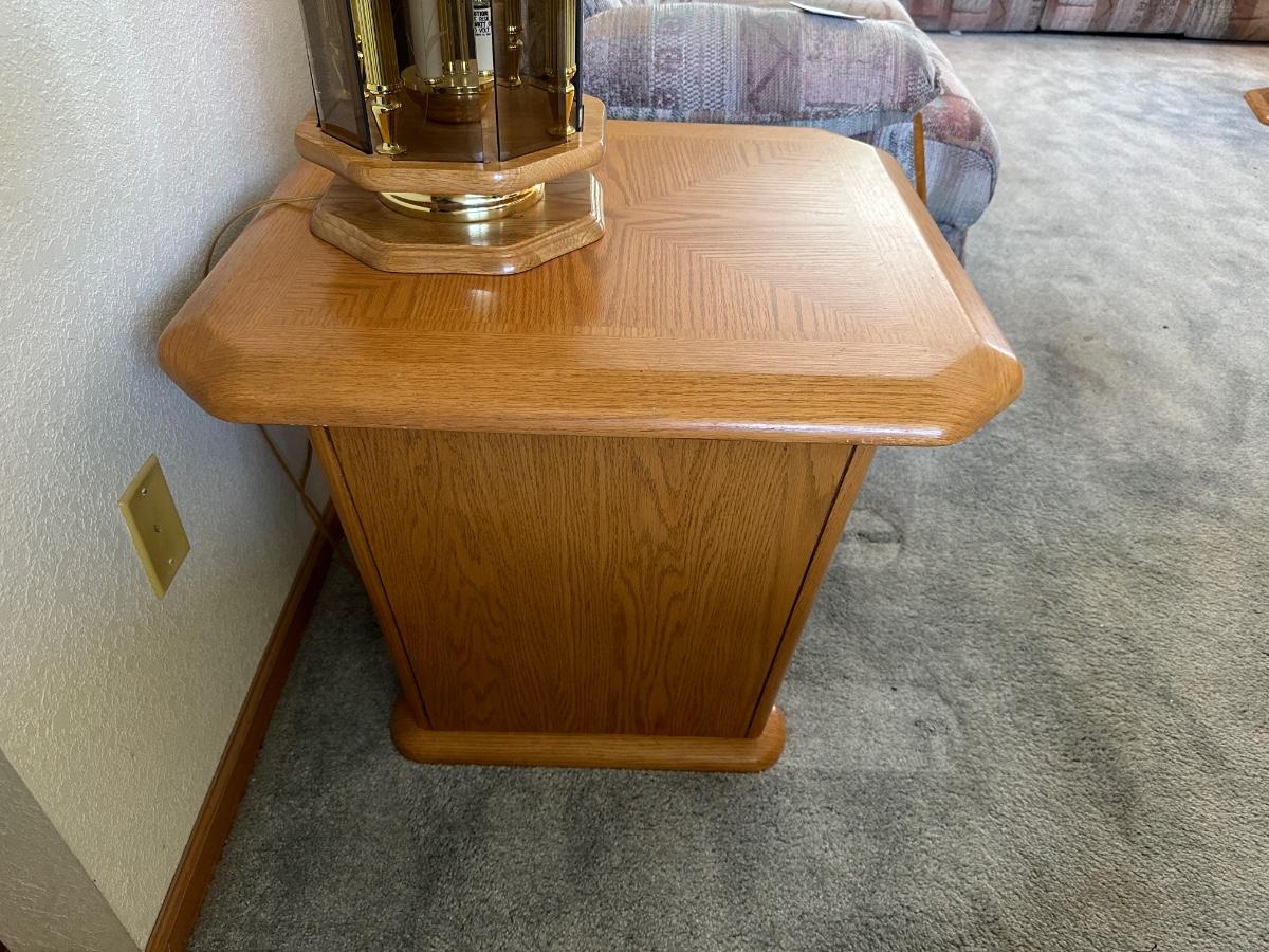 2 TIER OAK END TABLE WITH MULTI LIGHT LAMP