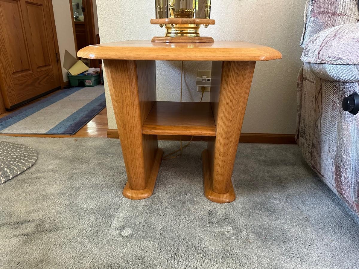 2 TIER OAK END TABLE WITH MULTI LIGHT LAMP