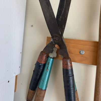 Large Lot of Lawn/ Garden Tools