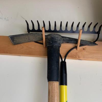 Large Lot of Lawn/ Garden Tools