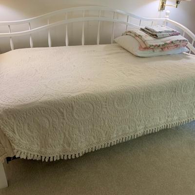 Clean Day Bed w/ Bedspread, Sheets, Pillowcase, even Pillow.
