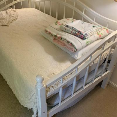 Clean Day Bed w/ Bedspread, Sheets, Pillowcase, even Pillow.
