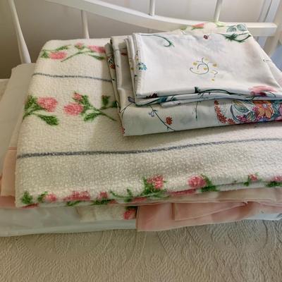 Clean Day Bed w/ Bedspread, Sheets, Pillowcase, even Pillow.