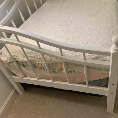 Clean Day Bed w/ Bedspread, Sheets, Pillowcase, even Pillow.