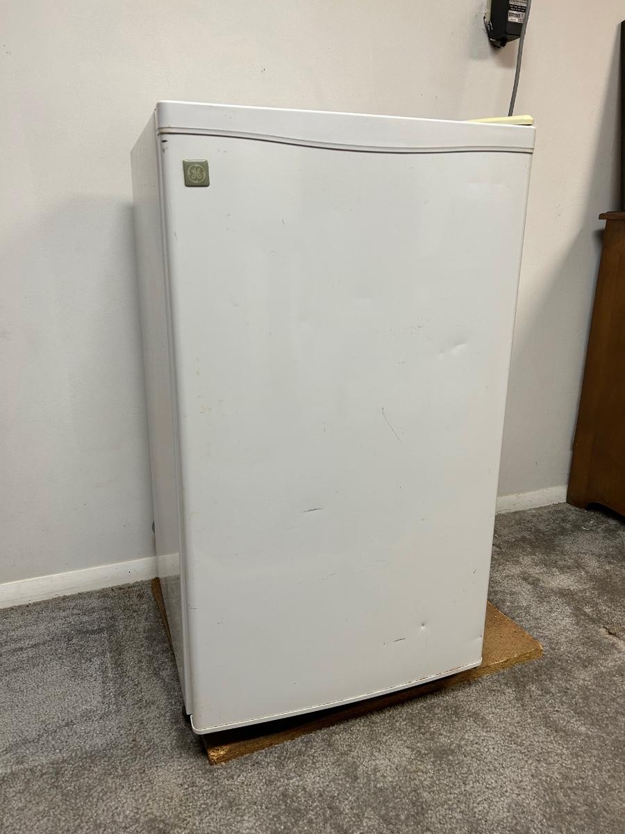 LOT 26 GE Mini Fridge