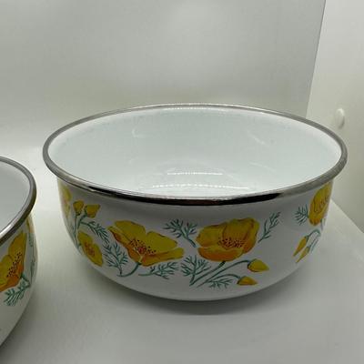 Set of Three Vintage Mixing Bowls (3)