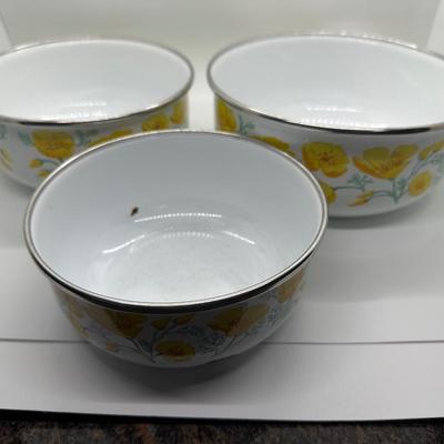 Set of Three Vintage Mixing Bowls (3)